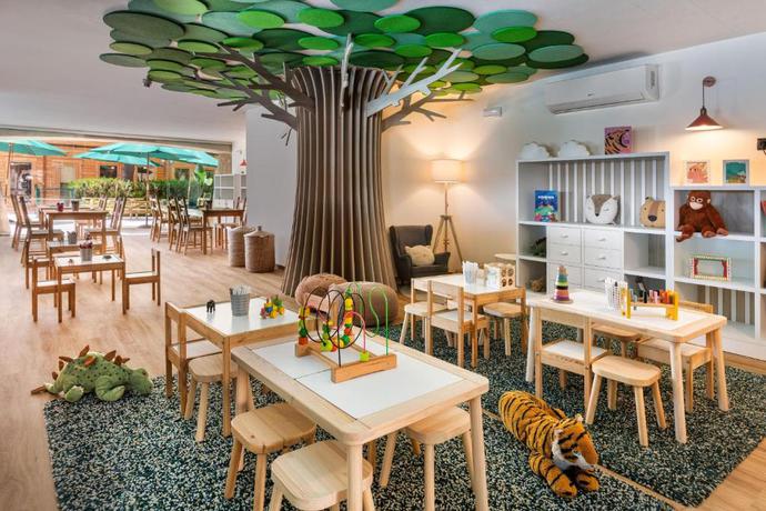 Imagen de los interiores del Hotel Meli&aacute; Isla Canela. Foto 11