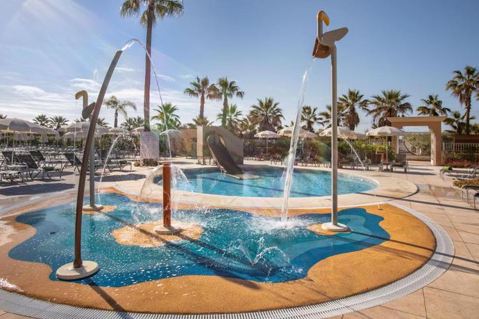 Imagen de la piscina del Hotel Meli&aacute; Isla Canela. Foto 17