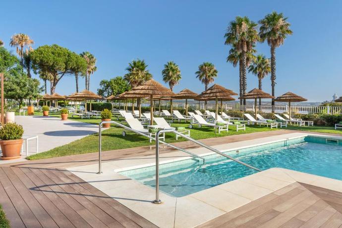 Imagen de la piscina del Hotel Meli&aacute; Isla Canela. Foto 18