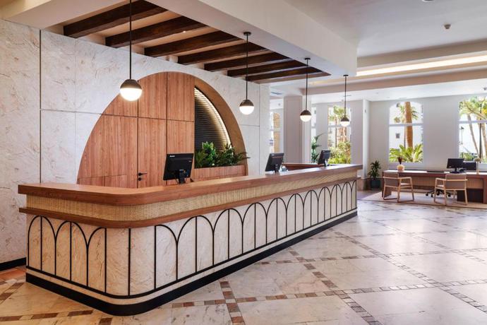 Imagen de los interiores del Hotel Meli&aacute; Isla Canela. Foto 12
