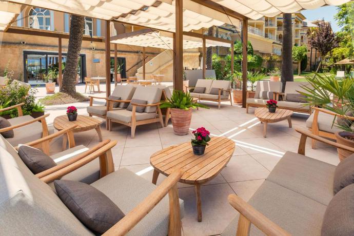 Imagen de los interiores del Hotel Meli&aacute; Isla Canela. Foto 13