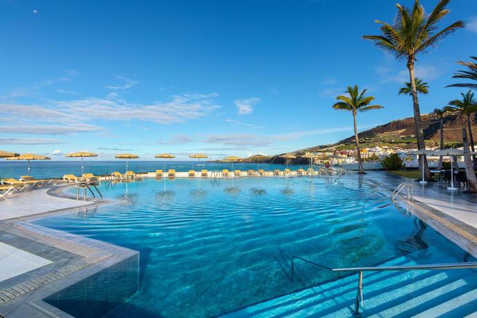 Imagen de la piscina del Hotel Meli&aacute; La Palma, Puerto Naos. Foto 21