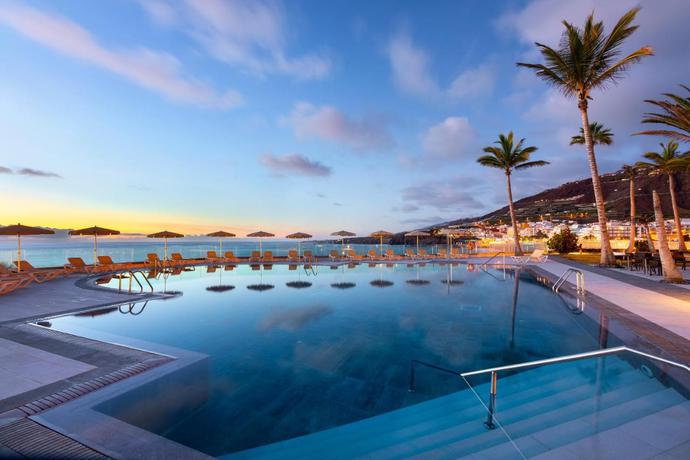 Imagen de la piscina del Hotel Meli&aacute; La Palma, Puerto Naos. Foto 15