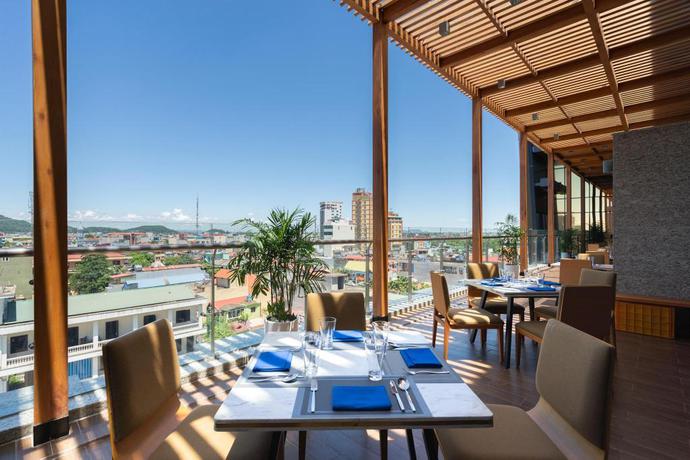 Imagen del bar/restaurante del Hotel Meli&aacute; Vinpearl Thanh Hoa. Foto 4