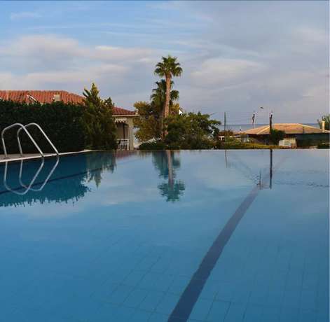 Imagen de la piscina del Hotel Melidron. Foto 20