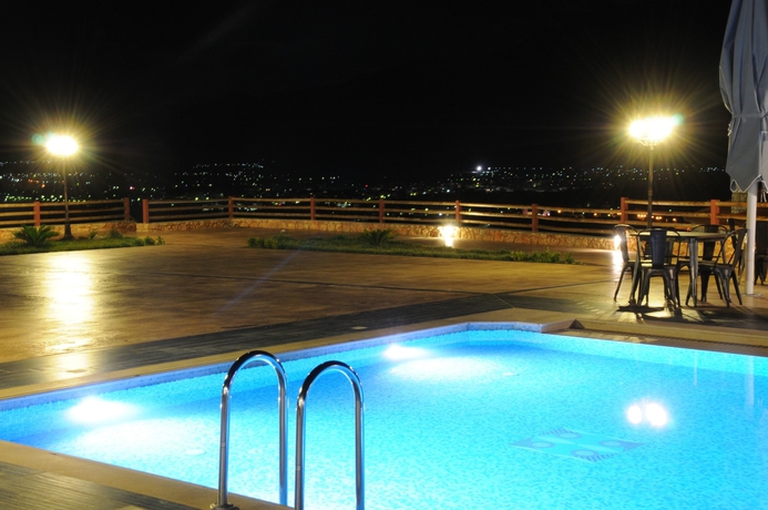 Imagen de la piscina del Hotel Melies. Foto 16