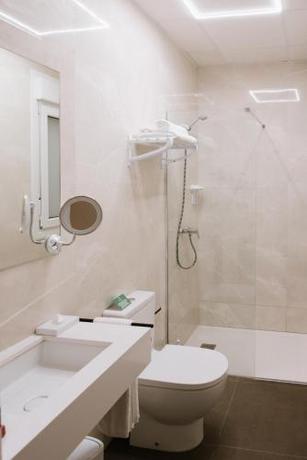 Imagen de la habitación del Hotel Melilla Centro. Foto 18