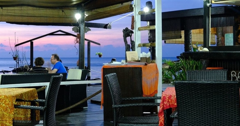 Imagen del bar/restaurante del Hotel Melina Beach Resort. Foto 4
