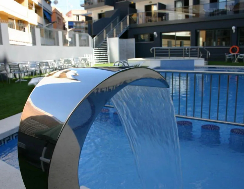 Imagen de la piscina del Hotel Melina, Benidorm Centro. Foto 22