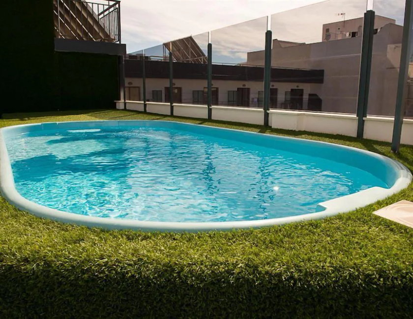 Imagen de la piscina del Hotel Melina, Benidorm Centro. Foto 26