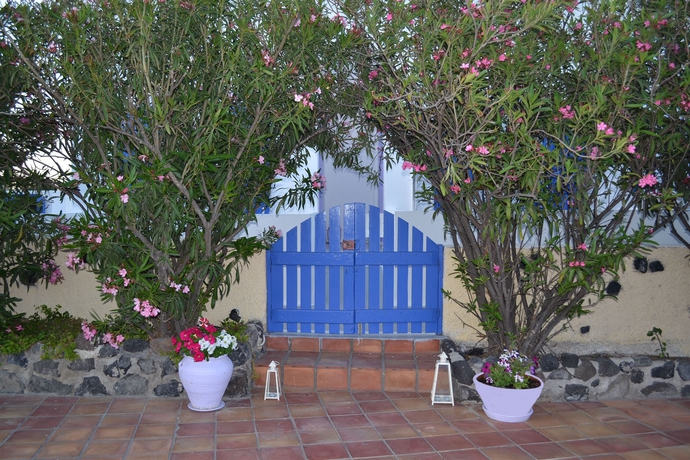 Imagen de los exteriores del Hotel Melina, Karterados. Foto 6