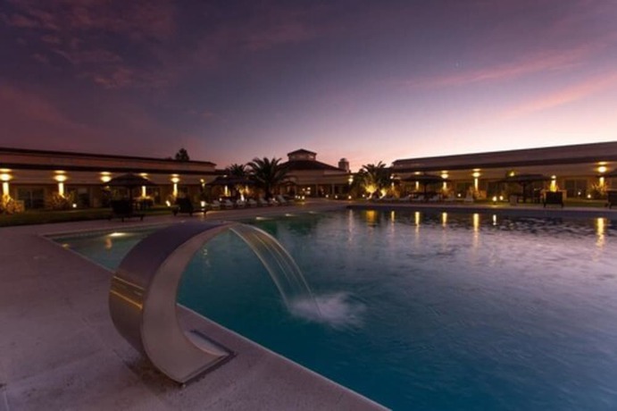 Imagen de la piscina del Hotel Melincue Casino and Resort. Foto 17