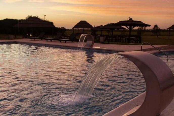 Imagen de la piscina del Hotel Melincue Casino and Resort. Foto 20