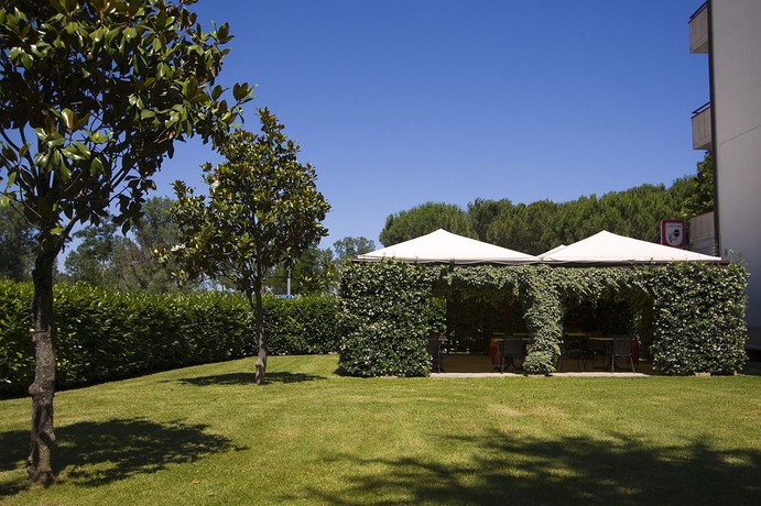 Imagen de los exteriores del Hotel Melody. Foto 7