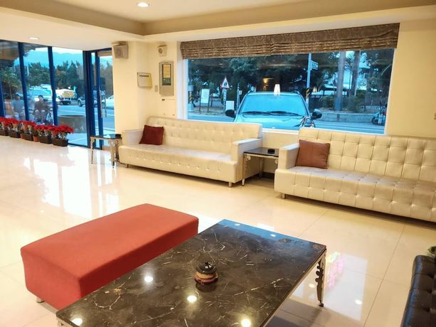 Imagen de los interiores del Hotel Melody Hawaii. Foto 15