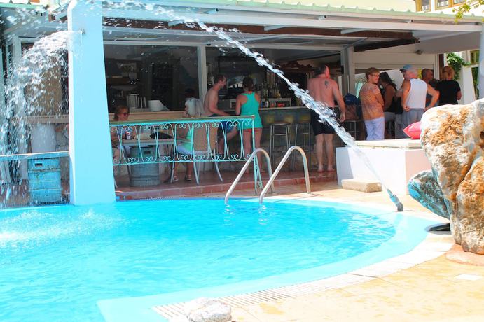 Imagen de la piscina del Hotel Melody Studios. Foto 15