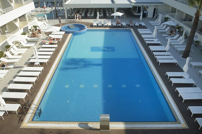 Imagen de la piscina del Hotel Melpo Antia and Suites. Foto 5