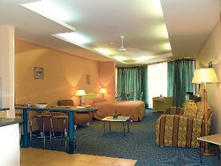 Imagen de la habitación del Hotel Melrose Plaza Suites. Foto 4