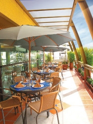 Imagen del bar/restaurante del Hotel Melrose Plaza Suites. Foto 2