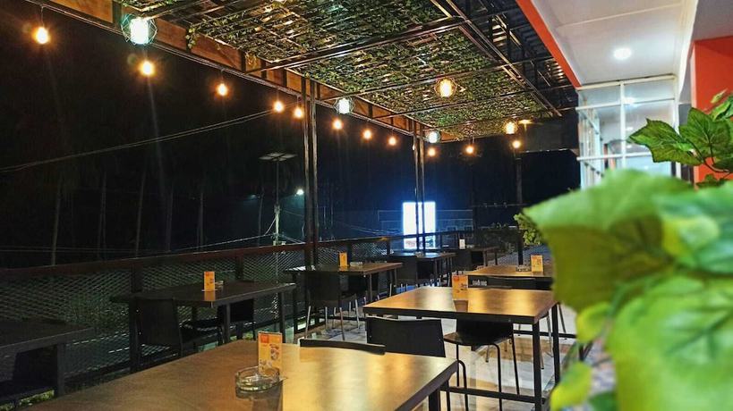 Imagen del bar/restaurante del Hotel Mel\'s Inn Manado. Foto 3