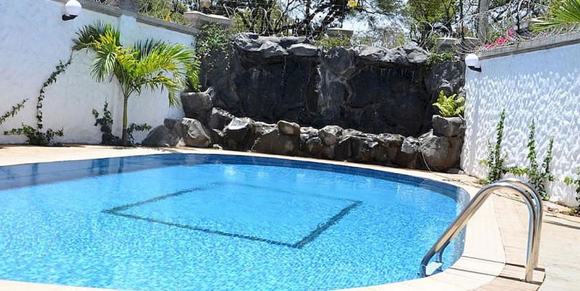 Imagen de la piscina del Hotel Meltonia Luxury Suites. Foto 13
