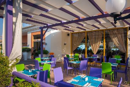 Imagen de la piscina del Hotel Memento Kassiopi Resort. Foto 9