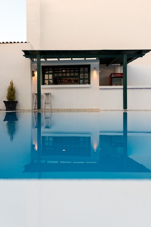 Imagen de la piscina del Hotel Memento Perissa. Foto 15