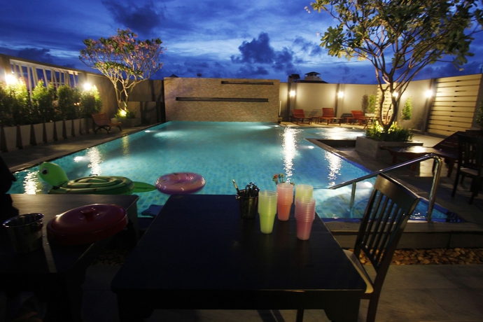 Imagen de la piscina del Hotel Memo Suite Pattaya. Foto 9