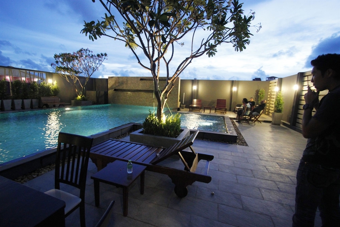 Imagen de la piscina del Hotel Memo Suite Pattaya. Foto 12