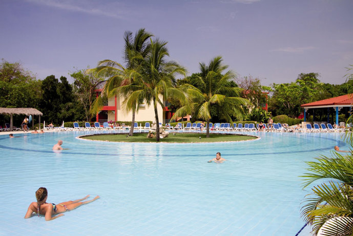 Imagen de la piscina del Hotel Memories Holguin Beach Resort. Foto 10