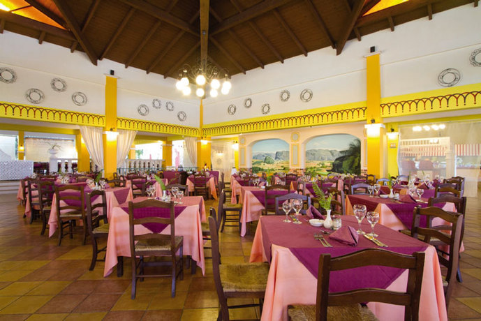 Imagen del bar/restaurante del Hotel Memories Holguin Beach Resort. Foto 2