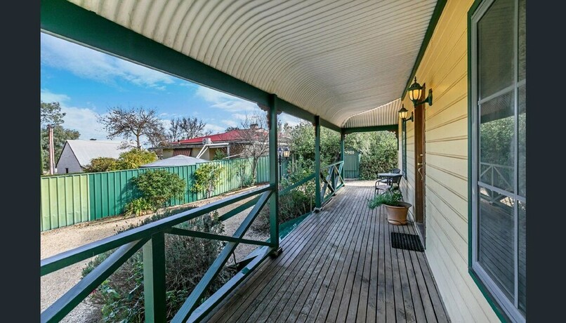 Imagen de los exteriores del Hotel Memory Lane. Foto 14