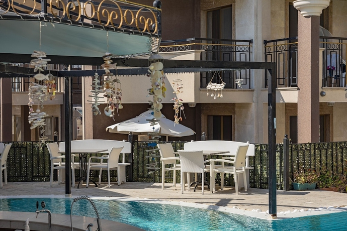 Imagen de la piscina del Hotel Menada Golden Rainbow Apartments. Foto 13