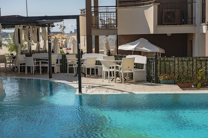 Imagen de la piscina del Hotel Menada Golden Rainbow Apartments. Foto 16