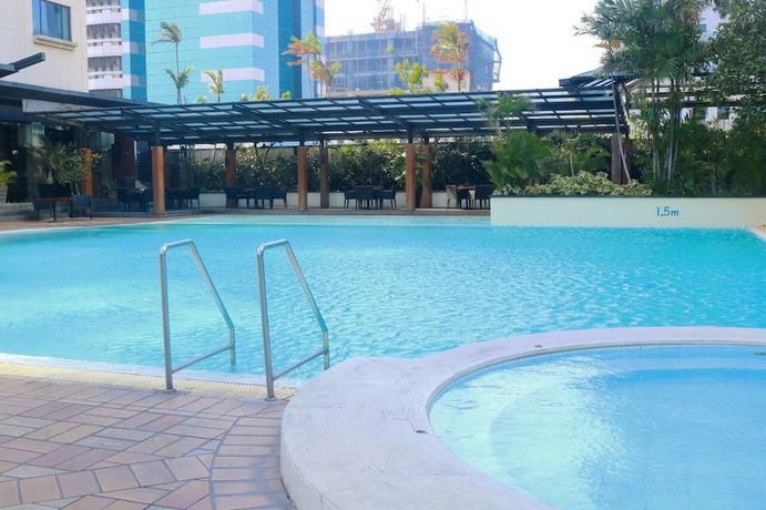 Imagen de la piscina del Hotel Menara Peninsula Jakarta. Foto 12