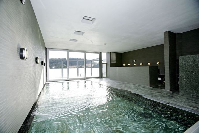 Imagen de la piscina del Hotel Menard Aoyama Resort Sch&ouml;nvert. Foto 18