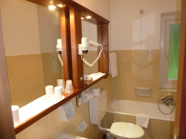 Imagen de la habitación del Hotel Menardi. Foto 13