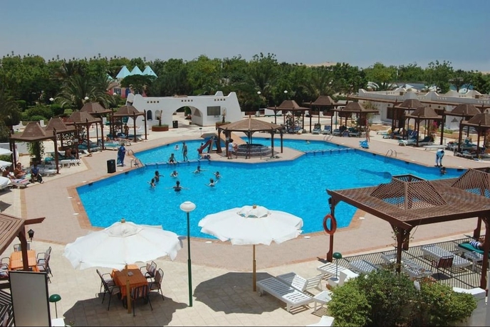 Imagen de la piscina del Hotel Menaville. Foto 18