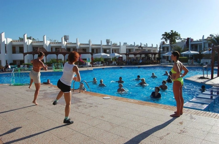 Imagen de la piscina del Hotel Menaville. Foto 19