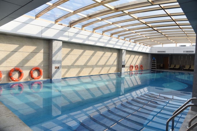 Imagen de la piscina del Hotel Menshine Gloria Plaza Shantou. Foto 16