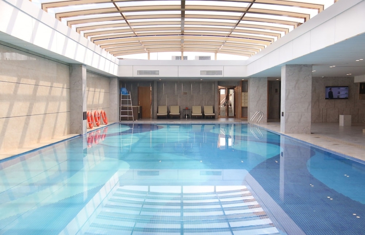 Imagen de la piscina del Hotel Menshine Gloria Plaza Shantou. Foto 17
