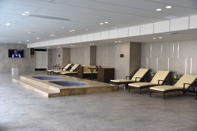 Imagen de la piscina del Hotel Menshine Gloria Plaza Shantou. Foto 19