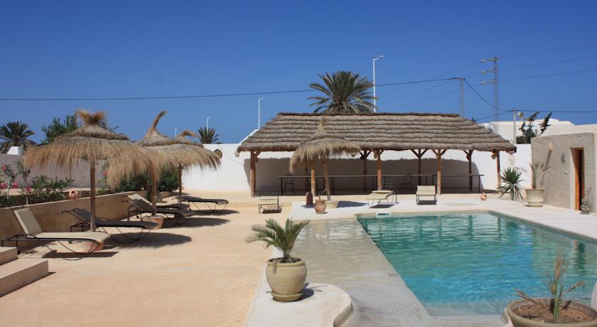 Imagen de la piscina del Hotel Menzelcaja. Foto 8