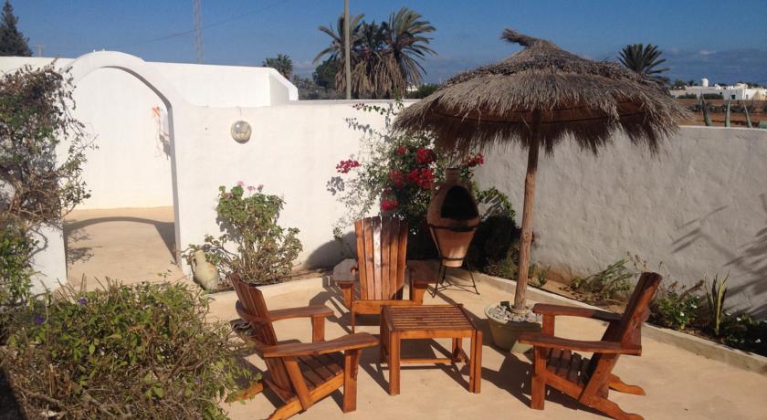 Imagen de los exteriores del Hotel Menzelcaja. Foto 4