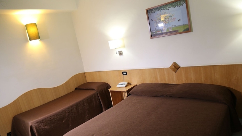 Imagen de la habitación del Hotel Meranda. Foto 2