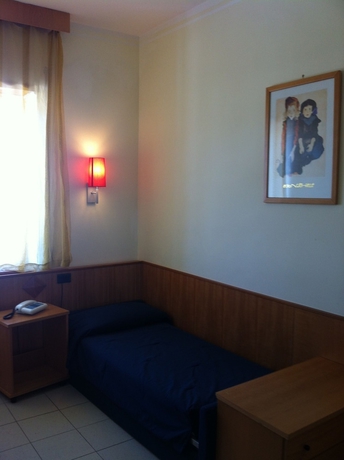 Imagen de la habitación del Hotel Meranda. Foto 8