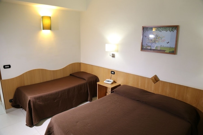 Imagen de la habitación del Hotel Meranda. Foto 16