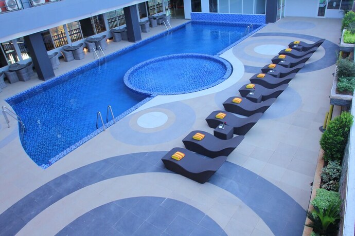 Imagen de la piscina del Hotel Merapi Merbabu Hotels and Resort Bekasi. Foto 30