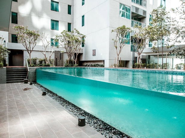 Imagen de la piscina del Hotel Mercu Summer Suite Klcc At Penguin Homes. Foto 19