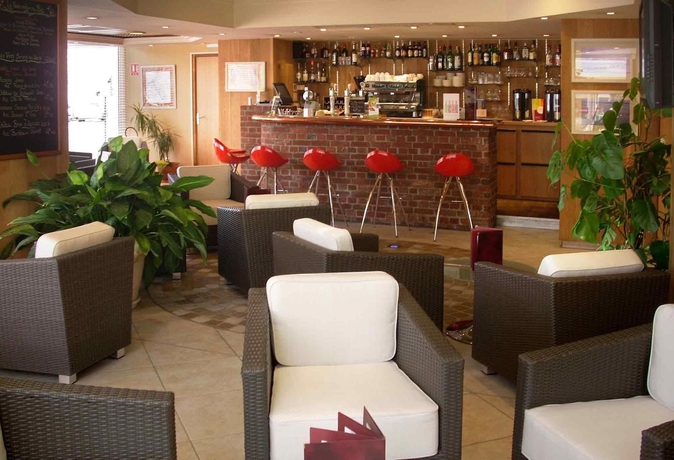 Imagen del bar/restaurante del Hotel Mercure Abbeville Centre - Porte De La Baie De Somme. Foto 8